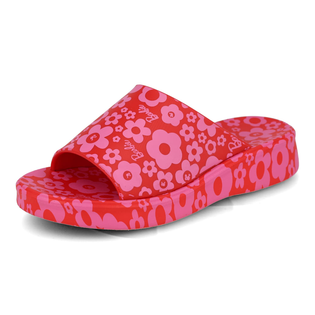 Tamanco infantil Grendene Kids Barbie vermelho com estampa floral rosa vista frontal em ângulo lateral